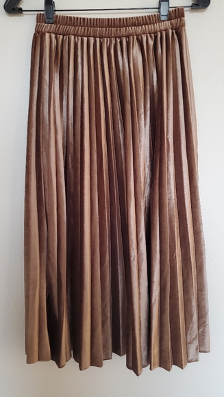 SOLD 🎈NWOT Pleated Metallic Midi Skirt - Picture 4 of 12